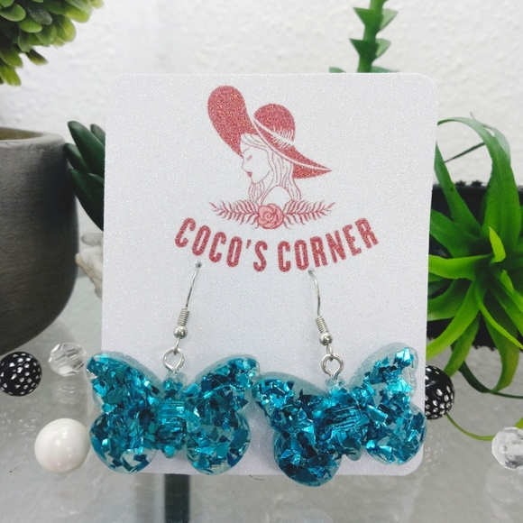 Clear butterfly dangle resin earrings - Picture 3 of 7